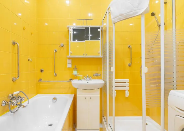 Metro Politechnika Vintage By Bookinghost وارسو