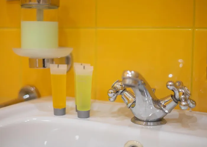 Metro Politechnika Vintage By Bookinghost * وارسو