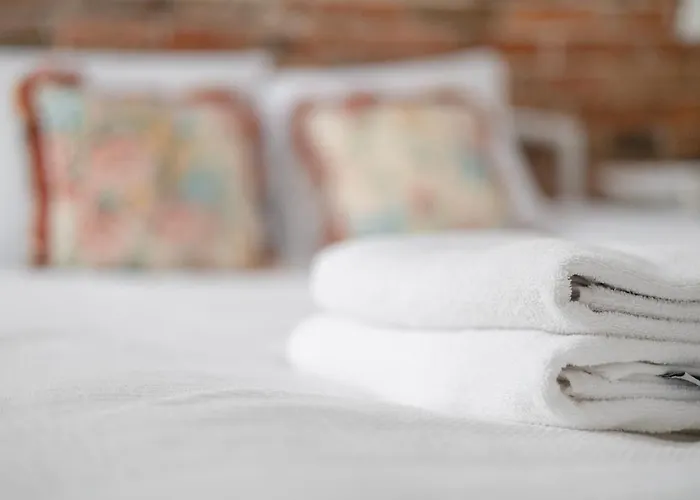 Metro Politechnika Vintage By Bookinghost وارسو